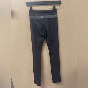 Women Lululemon Athletica Black Leggings with camo design, size 2 (EUC) 🖤💚